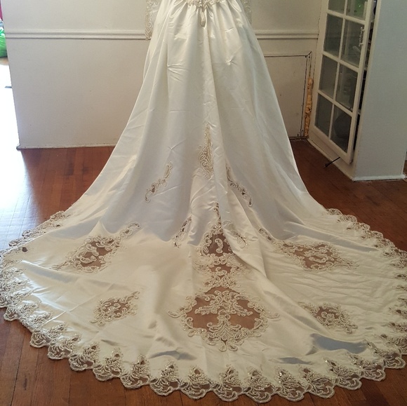 Cream beaded wedding dress - Picture 3 of 8